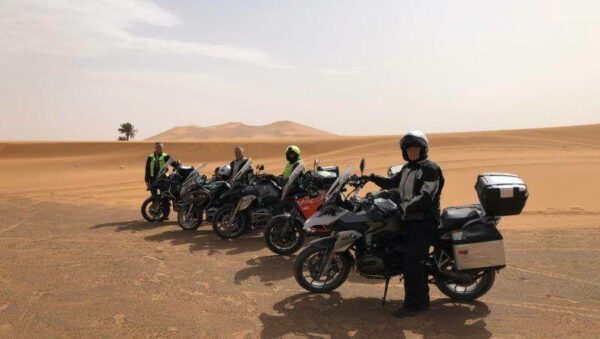 Motorradfahrer in der Wüste