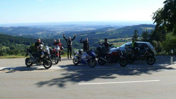 Motorradfahrer am Straßenrand