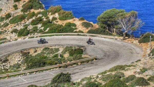 Motorradfahrer fahren kurvige Strecke auf Mallorca