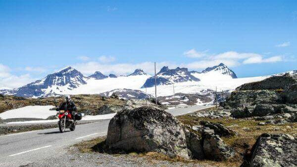 Landschaftsfoto in Norwegen mit Motorradfahrer
