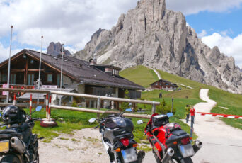 Motorräder vor Hütte - im Hintergrund Berge