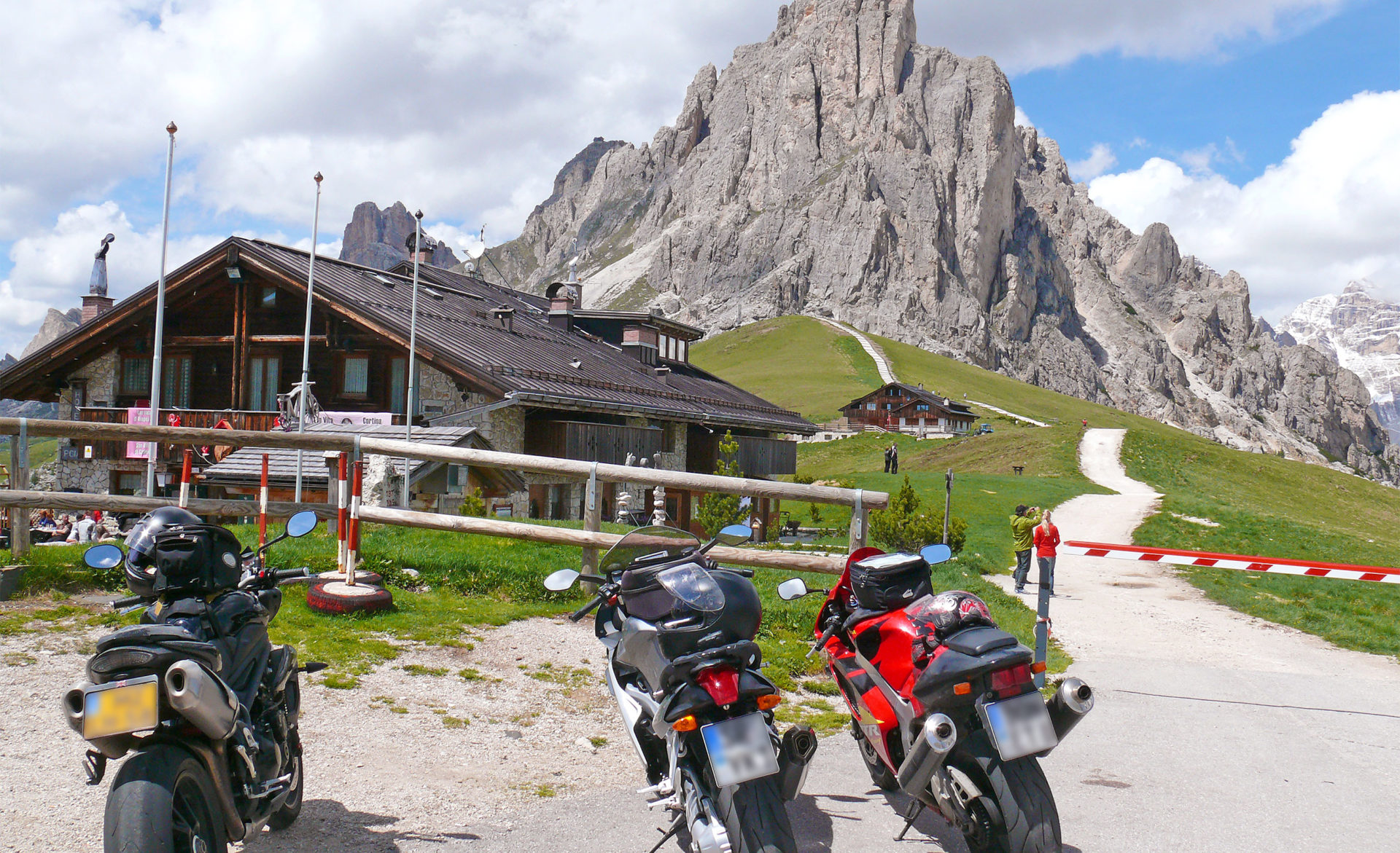 Motorräder vor Hütte - im Hintergrund Berge