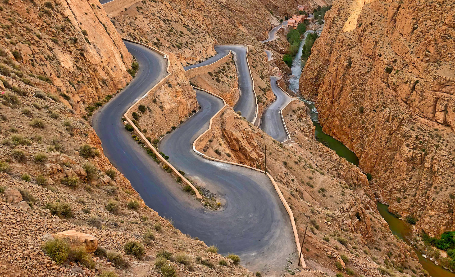 Motorradtour-Marokko-Dadesschlucht-Serpentinen
