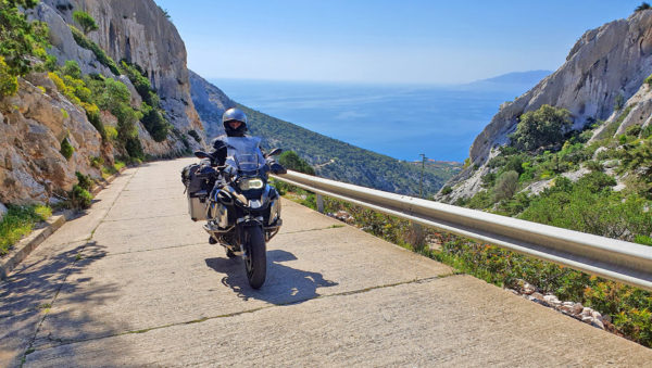 Motorradfahrer auf einer Bergstrasse in Sardinien