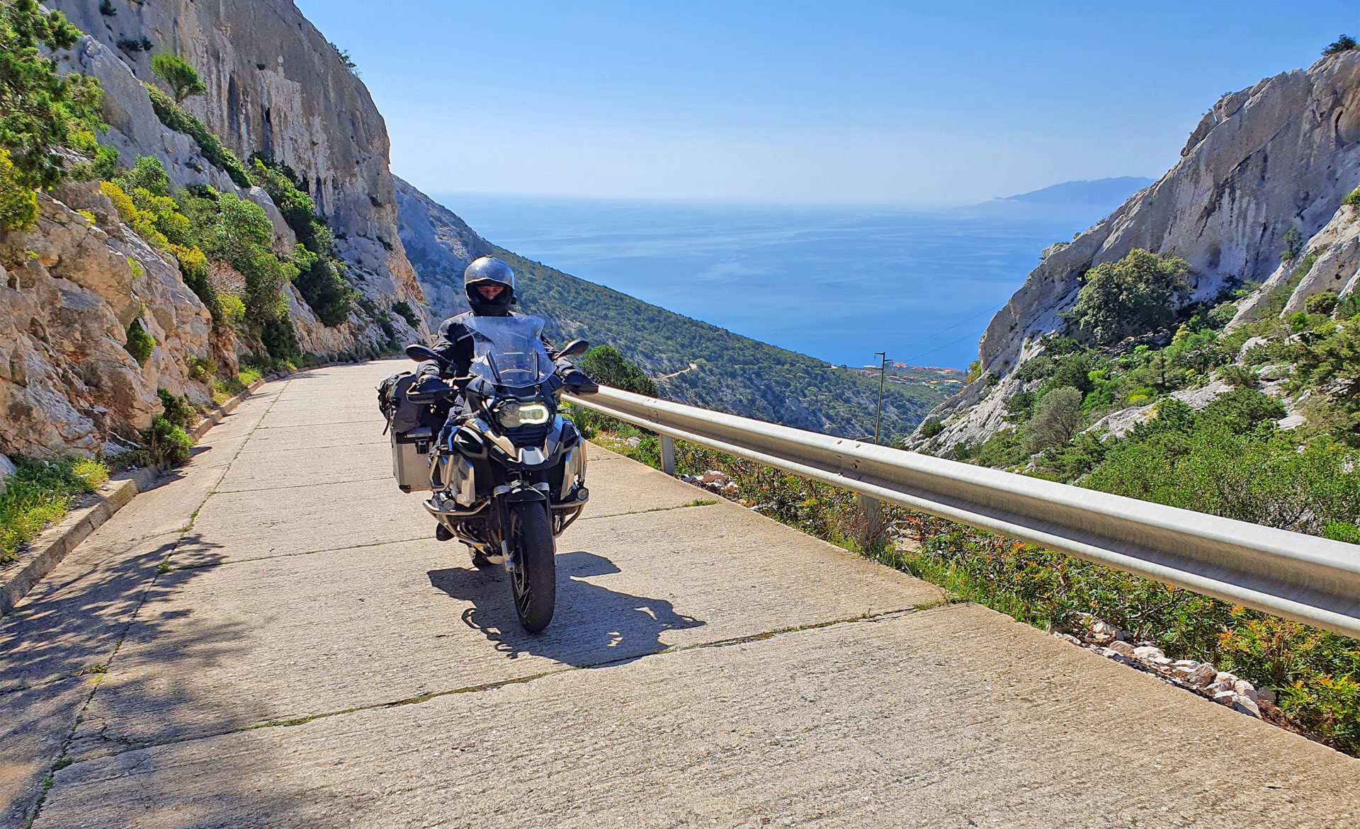 Motorradfahrer auf einer Bergstrasse in Sardinien