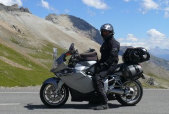 Motorradfahrer auf einem Motorrad von BMW