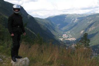 Motorradfahrer - im Hintergrund Berge