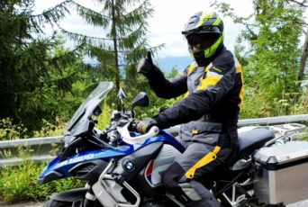 Motorradfahrer im Isergebirge