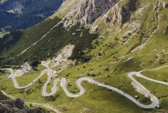 Straße in den Dolomiten und Serpentinen