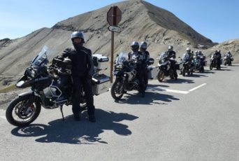 Motorradgruppe auf einer Passstraße