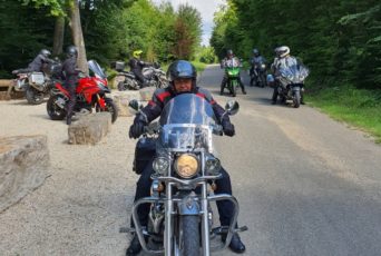 Motorradgruppe bei ihrer Abfahrt