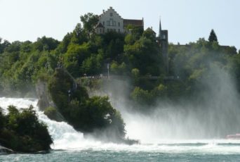 Rheinfall - im Hintergrund ein Schloss