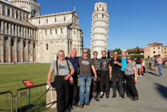 Gruppe vor dem schiefen Turm von Pisa