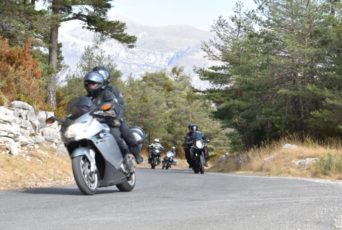 Motorradgruppe unterwegs in der Provence