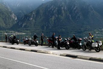Motorradgruppe bei einer Pause am See