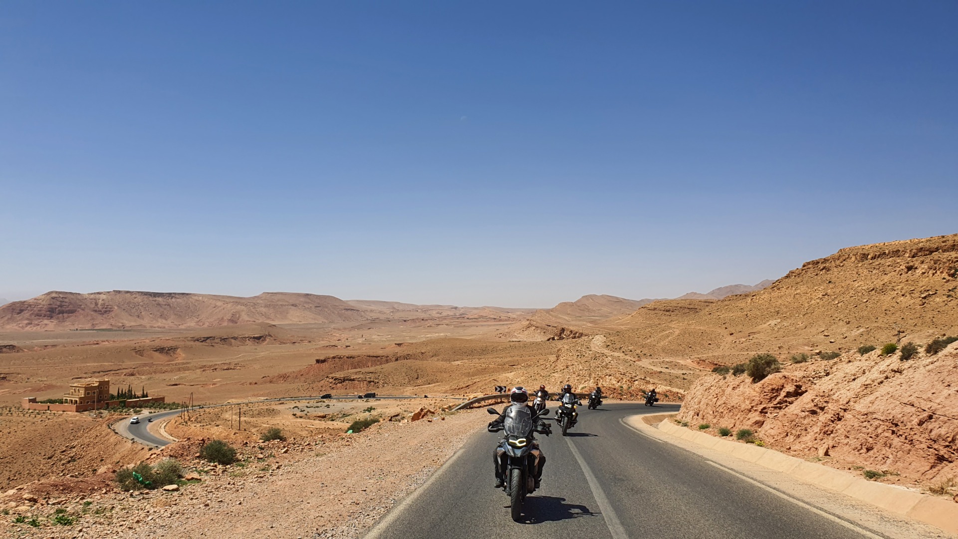 Marokko-Motorradfahrer-auf-Panoramastrasse
