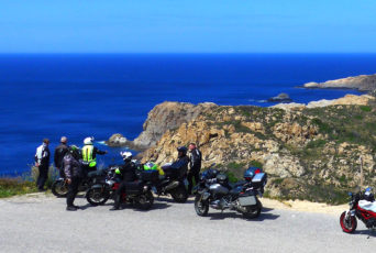 Korsika-Gruppe-Pause-Kueste-Panorama