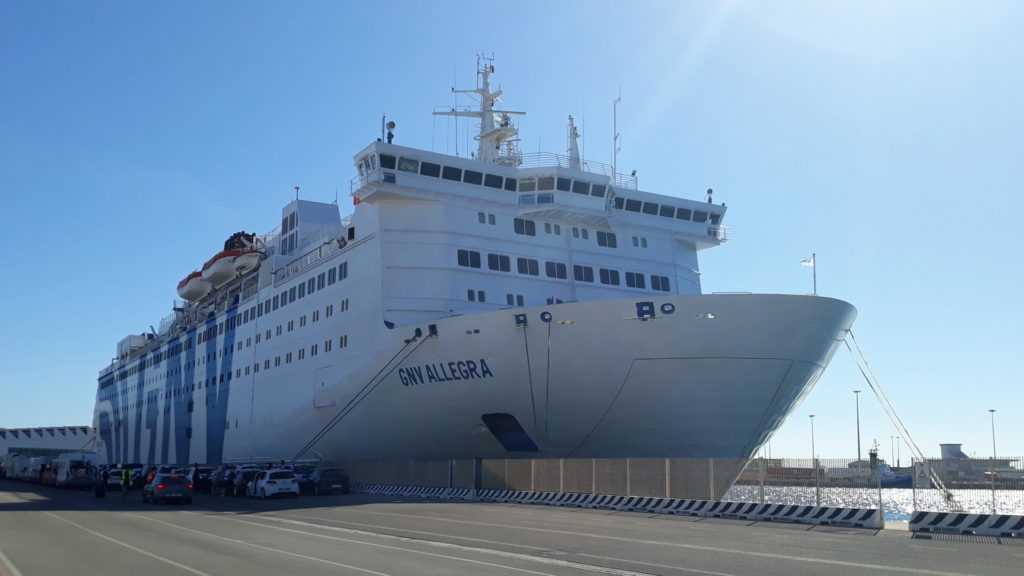 Korsika-Faehre-GNV-Allegra-im-Hafen