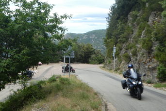 Korsika-Fahrt-durch-eine-Kehre