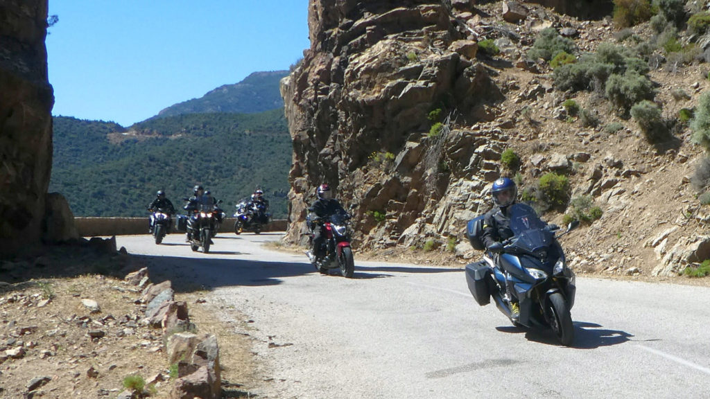 Korsika-Motorrad-Gruppe-Fahrt-durch-Felsspalte