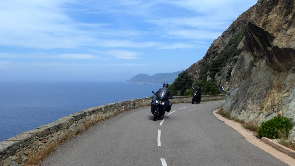 Korsika-Motorradfahren-auf-ausgesetzter-Kuestenstrasse