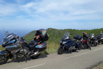 Korsika-Motorradreihe-im-Himmelsblau