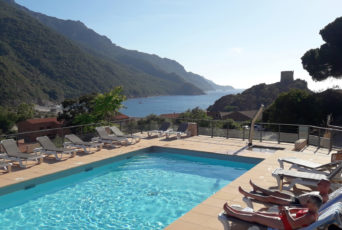 Korsika-Pool-oberhalb-der-Bucht