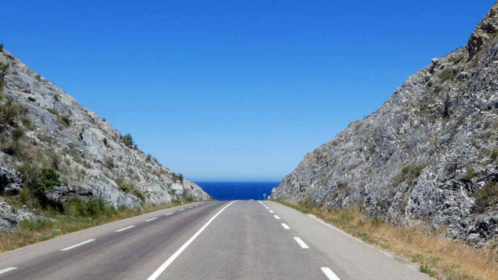 Korsika-Strasse-runter-zum-blauen-Meer