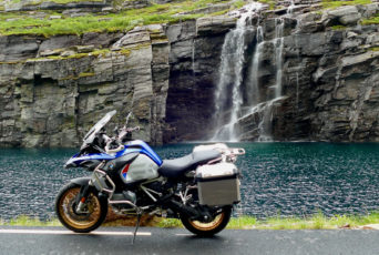 Norwegen-BMW-GS-vor-Wasserfall
