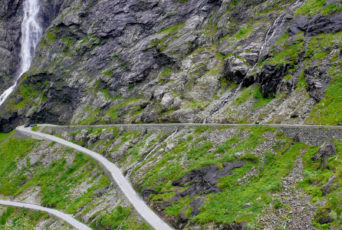Norwegen-Bergstraße-mit-Kurven