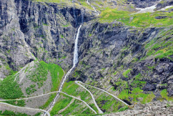 Norwegen-Blick-auf-Trollstiegen-Wasserfall