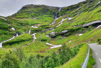 Norwegen-Blick-von-Straße-auf-Wasserfall