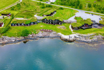 Norwegen-Drohnenaufnahme-am-Hotel-am-Fjord