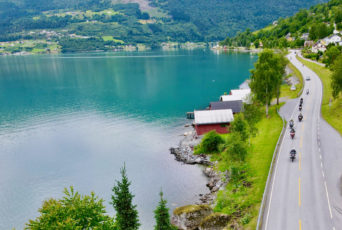 Norwegen-Drohnenaufnahme-der-Motorradfahrer-mit-Fjordblick