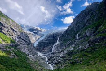 Norwegen-Gletscheraussicht-mit-Wasserfall