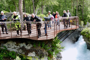 Norwegen-Gruppenbild-über-Wasserfall