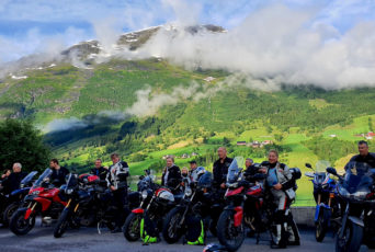 Norwegen-Gruppenfoto-mit-Bergaussicht