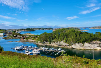 Norwegen-Hafen-mit-Aussicht-auf-die-Inseln