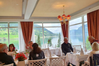 Norwegen-Hotel-Abendessen-mit-Fjordsicht