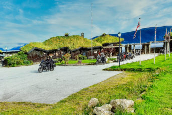 Norwegen-Hotel-mit-Motorradfahrer-beim-Etappenstart