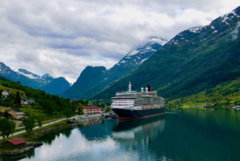 Norwegen-Kreuzfahrtschiff-im-Fjord