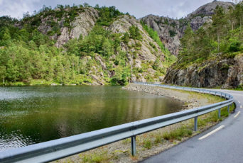 Norwegen-Kurven-in-den-Bergen