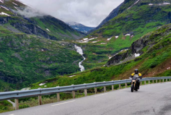 Norwegen-Motorradfahrer-auf-Bergstraße