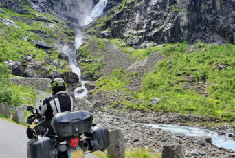 Norwegen-Motorradfahrer-vor-kleinem-Wasserfall