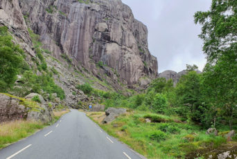 Norwegen-Straße-vor-Bergpanorama