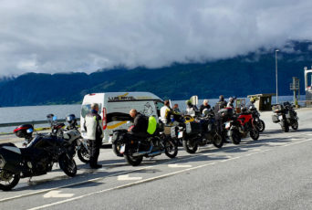 Norwegen-Warten-auf-die-Faehre