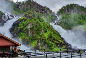 Norwegen-Wasserfall-Latefossen