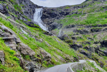 Norwegen-Wasserfall-hinter-Bergstraße
