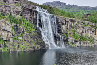 Norwegen-Wasserfall-in-den-See