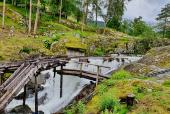 Norwegen-Wildbach-zerstoerte-Bruecke